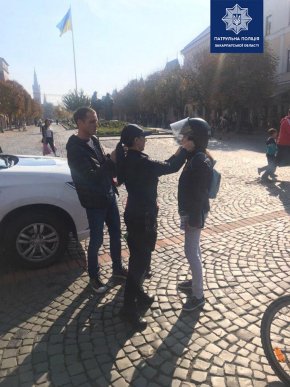 У центрі Мукачева поліцейські спілкувалися з містянами – 02 У центрі Мукачева поліцейські спілкувалися з містянами – 02
