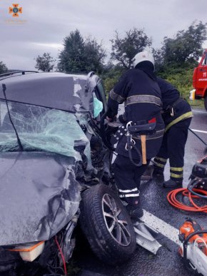 Рятувальники показали наслідки жахливої ДТП, яка сталась на Закарпатті – 01