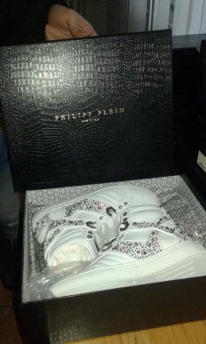 Закарпатські митники вилучили в українця одяг та взуття, вартістю 8 тисяч євро – 04