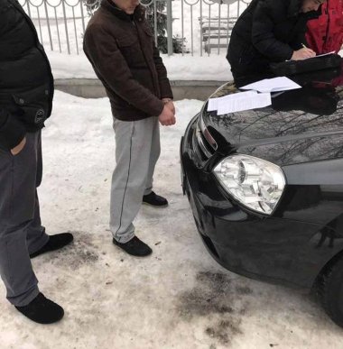 У Мукачеві затримали працівників поліції, які "кришували" наркопритон і збували наркотики – 02