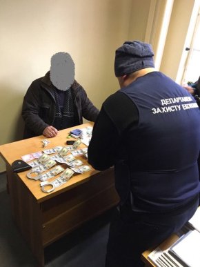 При одержанні 1500 доларів США хабара викрито чиновника Закарпатської облспоживспілки – 02 При одержанні 1500 доларів США хабара викрито чиновника Закарпатської облспоживспілки – 02