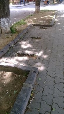 Ужгородцям доводиться сидіти на поламаних лавицях – 02