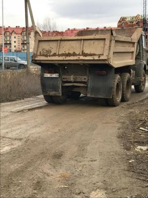 В Ужгороді забудовника оштрафують за те, що вантажівки виїжджали з будівництва із брудними колесами – 03