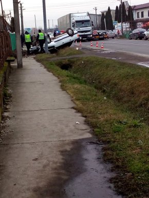 Поблизу Ужгорода перекинувся автомобіль – 01