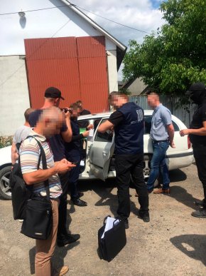 Ще один закарпатський посадовець попався на хабарі – 02