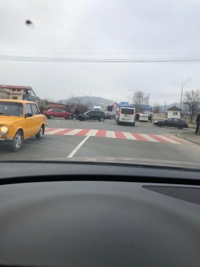 У Мукачеві зіткнулись автомобілі: рух ускладнено – 02
