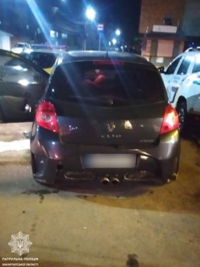 Дуже п’яний водій скоїв аварію в одному з мікрорайонів Мукачева – 01 Дуже п’яний водій скоїв аварію в одному з мікрорайонів Мукачева – 01