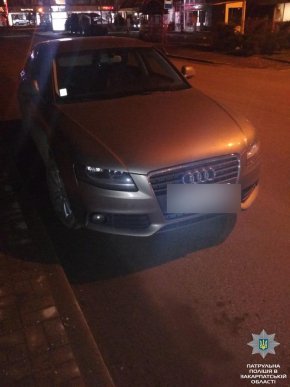 У Мукачеві нетверезий чоловік нецензурно висловлювався у бік полісменів та чіплявся за їх одяг – 02