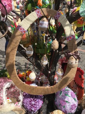 У центрі Мукачева з’явилося писанкове дерево – 02