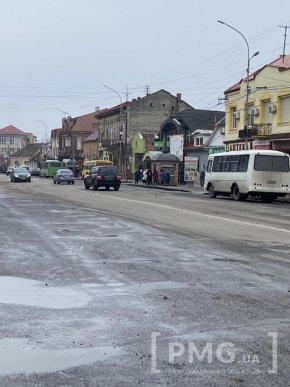 Черги на АЗС і біля банкоматів: що відбувається в Мукачеві після оголошення воєнного стану – 05