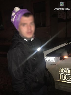 У Мукачеві нетверезий водій "наїхав" на дорожній знак – 01