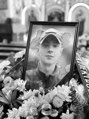 Мукачівська громада попрощалась із 23-річним захисником – 01