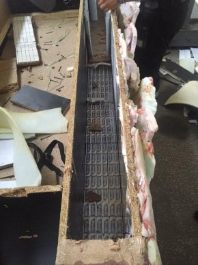 На Закарпатті затримали мікроавтобус з повним "диваном" контрабанди – 02