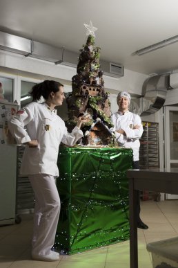 Кондитерський дім "Bondarenko" виготовив дві святкові скульптури: ялинку та Різдвяну гірку – 15