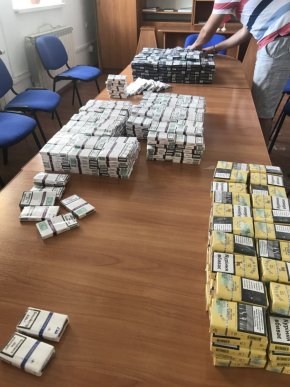 Чоловік «підкачав» колеса «BMW X3» сигаретами – 02