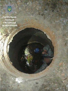 У Мукачеві чоловік упав у відкритий люк: патрульні врятували – 01