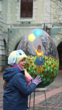 У центрі Мукачева проводять виставку макетів великих писанок – 07