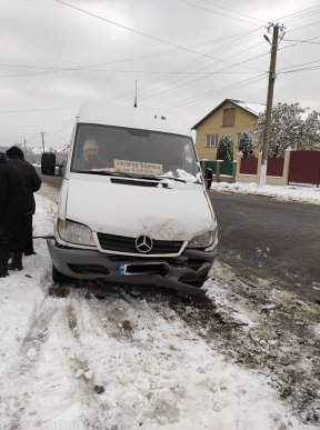 Маршрутка, в якій було чимало пасажирів, потрапила в аварію – 02