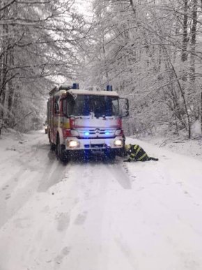У Словаччині вирувала негода. Сильний вітер перевертав вантажівки – 06