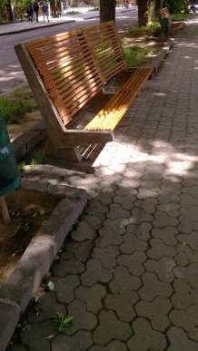 Ужгородцям доводиться сидіти на поламаних лавицях – 01