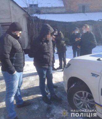 Закарпатець вимагав від чоловіка 10 тисяч доларів за, нібито, інтимні стосунки з його дружиною. Оприлюднено відео – 01
