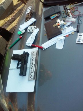 Патрульні знайшли в автомобілі ужгородця наркотики, ніж та пістолет – 06