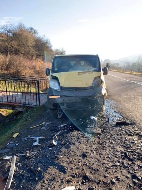 Водій зіткнувся з припаркованим автомобілем: є постраждалі – 03