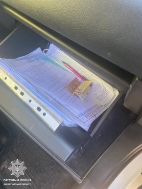 Жінка намагалась підкупити поліцейських – 02 Жінка намагалась підкупити поліцейських – 02