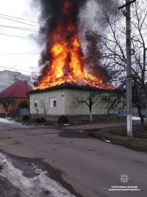 Пожежа у Мукачеві: троє людей були в будинку і не підозрювали, що їх дім палає – 01
