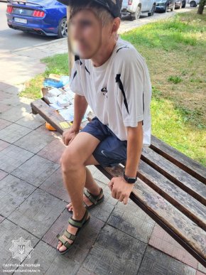 Патрульні затримали чоловіка, який підозріло себе поводив – 01