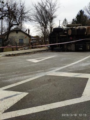 На трасі "Київ-Чоп" перекинулася вантажівка із цукерками, – соцмережі – 01