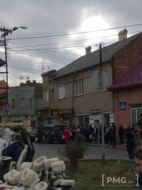 У центральній частині Мукачева чоловік виліз на дах будівлі і кидав на дорогу черепицю – 02