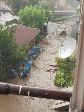 Страшна злива перетворила вулиці закарпатського міста на ріки – 03