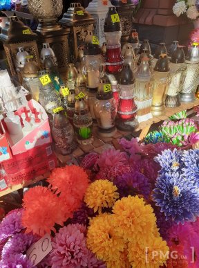 Закарпатці готуються до 1 листопада: скільки коштують вінки, квіти та свічки цього року – 05