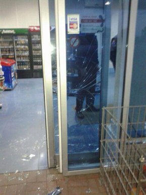 У Мукачеві нетверезий чоловік розбив двері на заправці – 02 У Мукачеві нетверезий чоловік розбив двері на заправці – 02