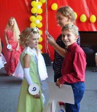 У Тячеві визначили найгарнішу дівчину міста – 06