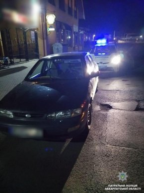 Справляв потребу та лаявся: патрульні розповіли про водія, якого зупинили у Мукачеві – 02