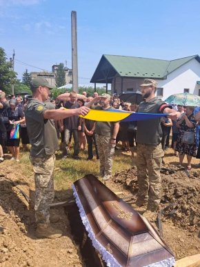 Залишились дружина і двоє дітей: на Ужгородщині поховали Героя – 03 Залишились дружина і двоє дітей: на Ужгородщині поховали Героя – 03