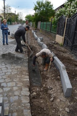Комунальники облаштовують тротуар на ще одній вулиці Мукачева – 03