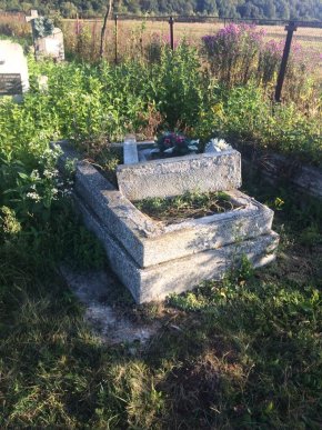 У селі на Перечинщині невідомі пошкодили 13 надгробних плит і дев’ять хрестів – 04 У селі на Перечинщині невідомі пошкодили 13 надгробних плит і дев’ять хрестів – 04
