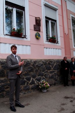 В Ужгороді відкрили пам’ятну дошку видатному краєзнавцю Юрію Саку – 12