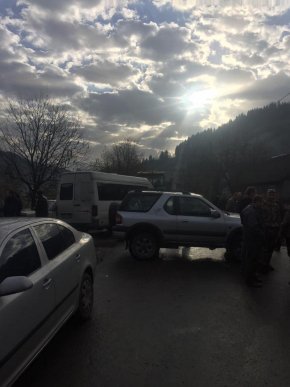 На Закарпатті перекрили дорогу – 02