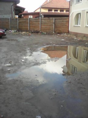 Мукачівців обурив стан автомобільної стоянки біля ЦРЛ – 02