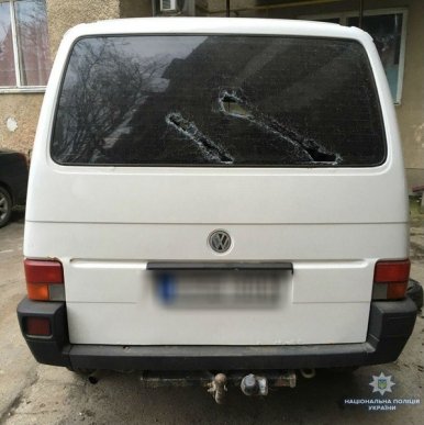 Поліція знайшла чоловіків, які вночі пошкодили 9 машин – 01