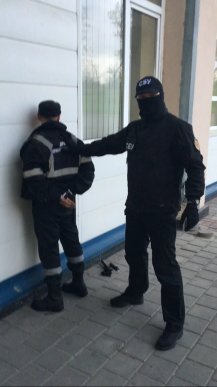 На Закарпатті СБУ затримала прикордонника-хабарника, який сприяв контрабанді сигарет – 03