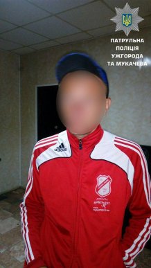 Побачивши патрульних, чоловік почав тікати із пилососом за спиною – 01