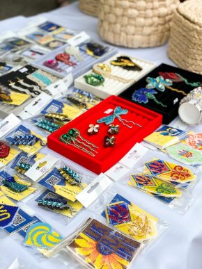 У центрі Мукачева триває благодійний ярмарок на підтримку ЗСУ – 02 У центрі Мукачева триває благодійний ярмарок на підтримку ЗСУ – 02