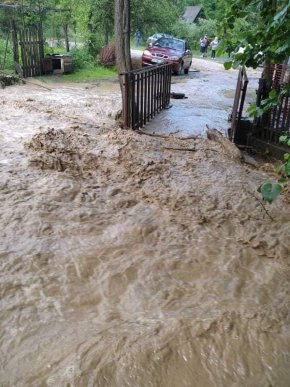 Зруйновано 4 мости, підтоплено 40 дворогосподарств: негода накоїла лиха у селі на Іршавщині – 07