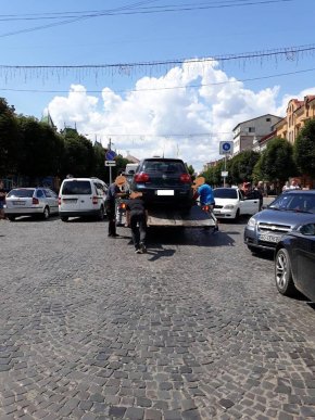 Евакуатор забрав у Мукачеві кілька автівок, припаркованих із порушенням ПДР – 01