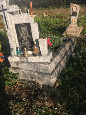 У селі на Перечинщині невідомі пошкодили 13 надгробних плит і дев’ять хрестів – 02 У селі на Перечинщині невідомі пошкодили 13 надгробних плит і дев’ять хрестів – 02